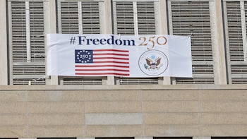 Estados Unidos colgó un cartel de “Freedom 250” en su embajada en La Habana el día en que Cuba pierde apoyos en la ONU contra el embargo