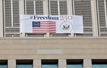 Fotografía que muestra un cartel con un mensaje en el que se lee la palabra 'libertad' en la fachada de la embajada de Estados Unidos, este miércoles en La Habana (Cuba). EFE/Ernesto Mastrascusa