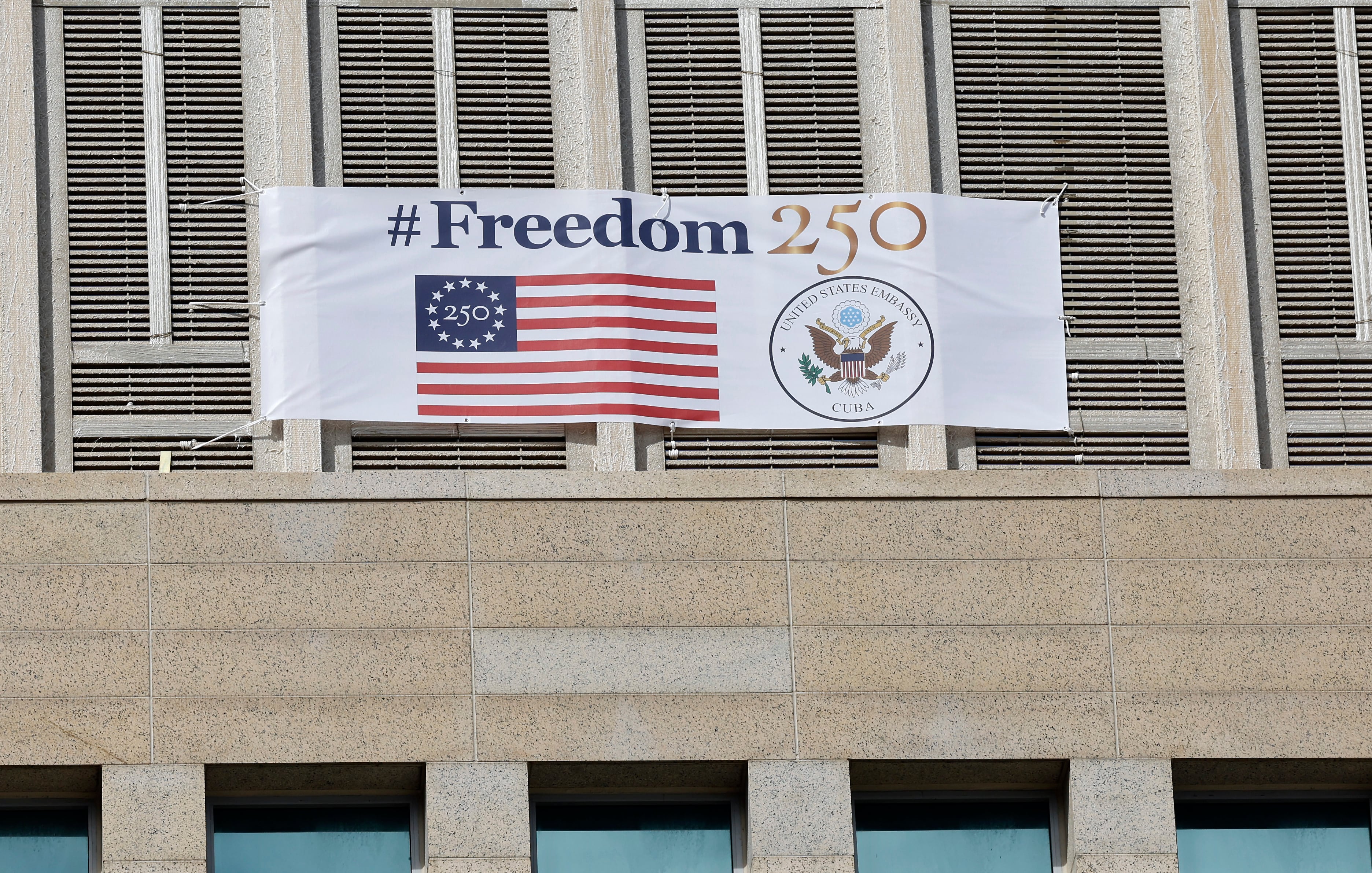 Estados Unidos colgó un cartel de “Freedom 250” en su embajada en La Habana el día en que Cuba pierde apoyos en la ONU contra el embargo