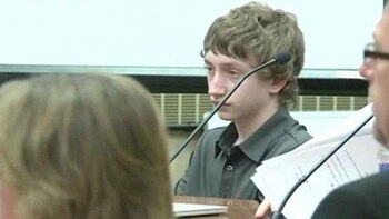 Noah Crooks en el banquillo