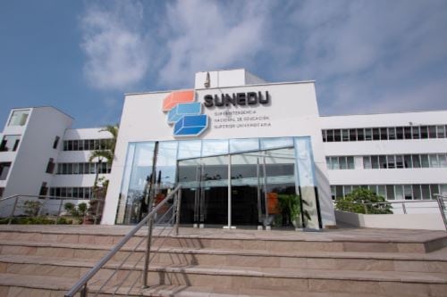 Las ofertas fraudulentas prometen documentos registrados de manera permanente en el sistema del Ministerio de Educación y validados por Sunedu. (Andina)