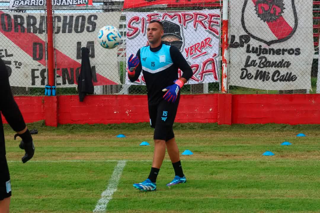 Ataja en la Primera C con la camiseta de Victoriano Arenas