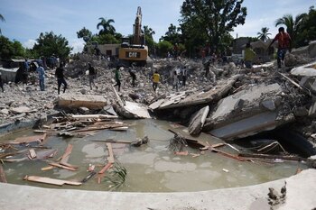 Gente busca supervivientes en el lugar de un hotel derrumbado tras el terremoto (Foto: REUTERS)