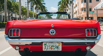 Preço conversível do Ford Mustang vermelho. Matrícula da Flórida