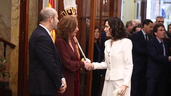 Ayuso llama en el Día