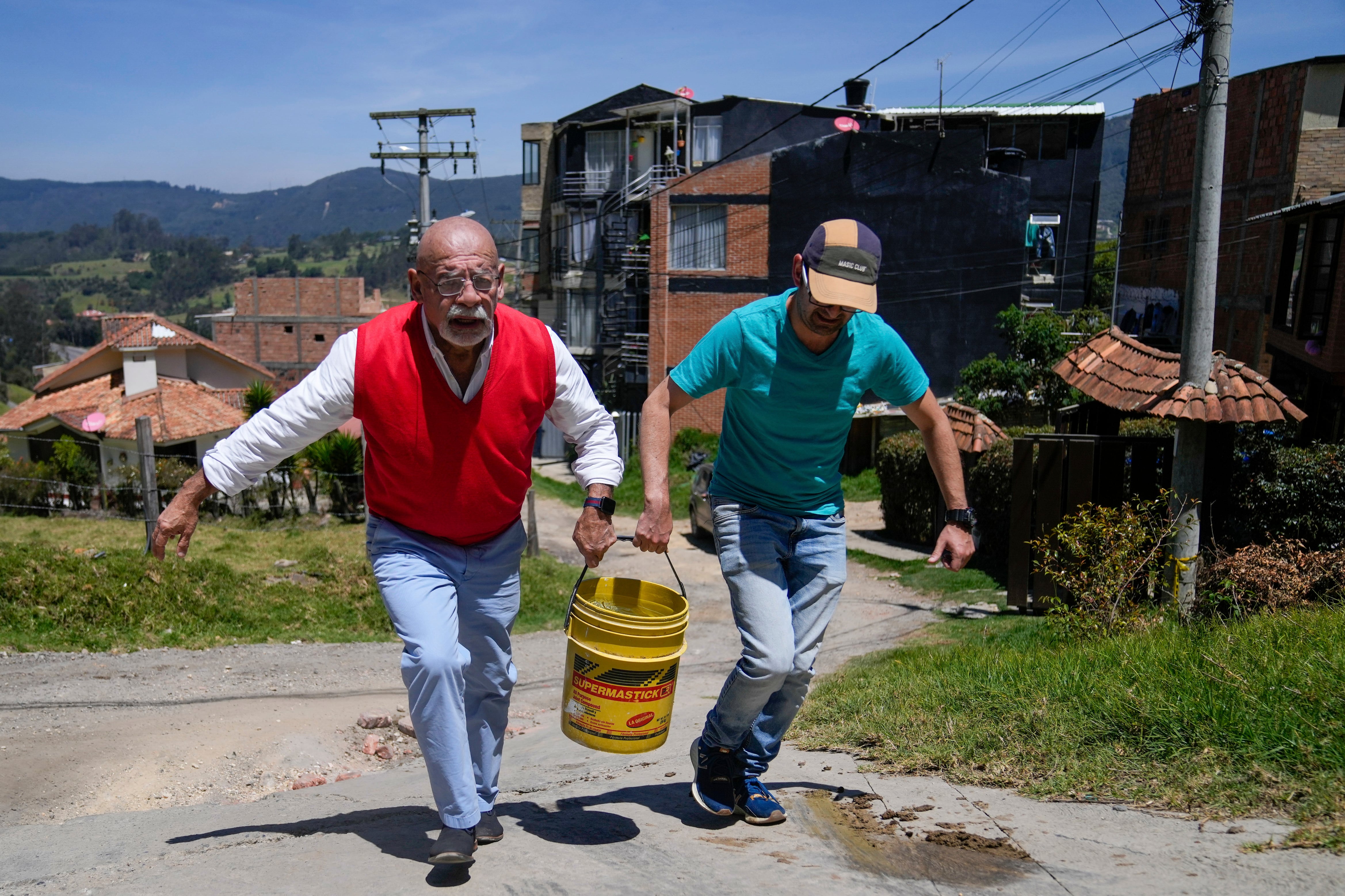Diversos barrios de la capital y municipios aledaños enfrentarán interrupciones en el acceso al agua potable mientras se realizan labores técnicas para evitar daños mayores en las tuberías y garantizar la continuidad del servicio - crédito Fernando Vergara/AP Foto
