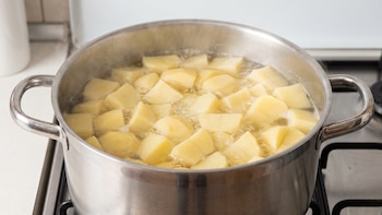 Nunca tires el agua de las papas cocidas: por qué este fertilizante líquido hace que tus plantas florezcan