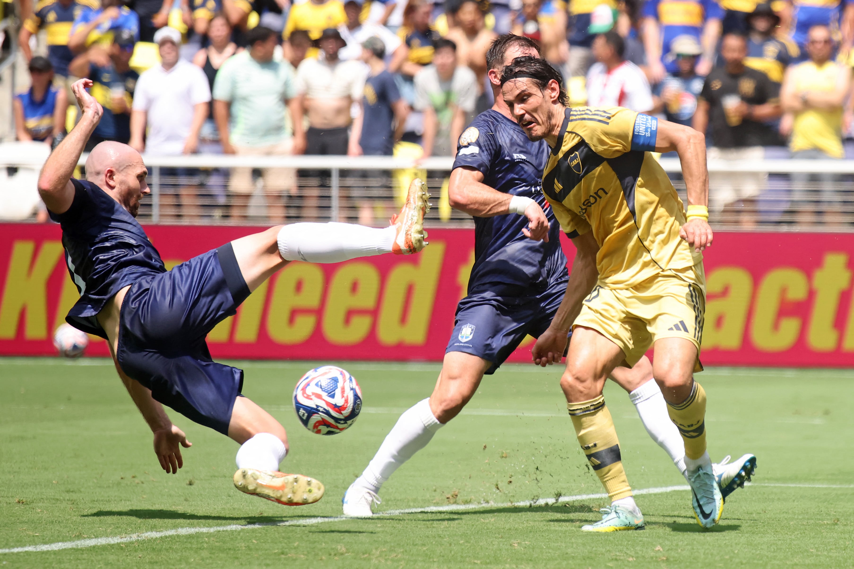 Christian Gray busca quitársela a Edinson Cavani