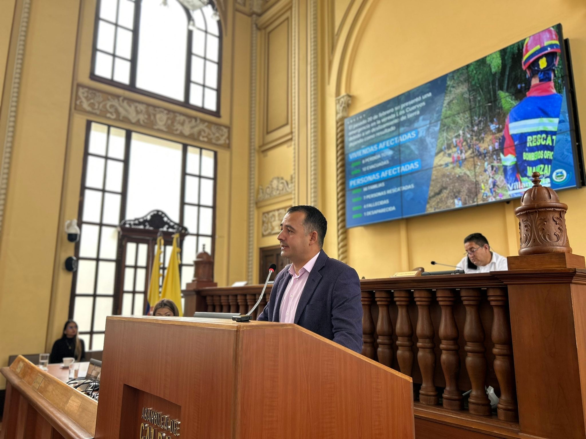 El alcalde de Villamaría, Jonier Alejandro Ramírez Zuluaga, entregó un ramo de rosas a Mariana Grajales Jaramillo antes de retirarse del evento - crédito @AsambleaCaldas/X