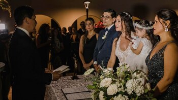 Verónica Linares usó un elegante vestido de novia, diseñado por María Ximena. Facebook/Verónica Linares.
