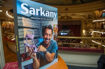 El libro aborda temas como