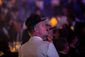 Un hombre fuma un puro