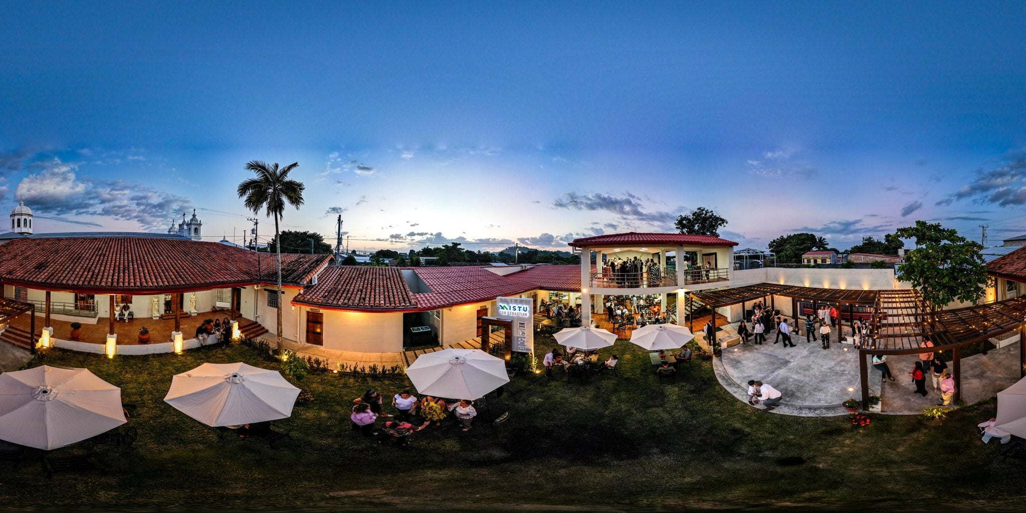 La terminal cuenta con un muelle flotante desde el cual se ofrecen paseos en lancha y recorridos turísticos a distintos puntos del Lago de Ilopango, incluyendo visitas a la Isla Los Patos y zonas de interés paisajístico y ecológico. Las instalaciones disponen de áreas de descanso, restaurante con gastronomía local, quioscos de venta de alimentos y artesanías, servicios sanitarios y estacionamiento. /(ISTU)