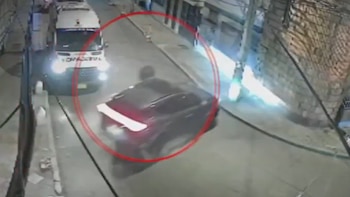 Conductor se colgó de su vehículo en un intento de robo: lograron recuperarlo luego de que delincuentes chocaran contra una casa - crédito captura de pantalla Citytv