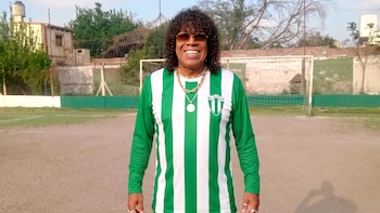 El pasado oculto de la Mona Jiménez como futbolista: el día que metió un gol “de Maradona” y la razón de su retiro a los 17 años