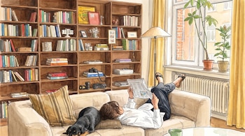 Hombre leyendo un periódico en un sofá junto a un perro negro, con una estantería llena de libros, un reloj, cámaras, plantas y cortinas amarillas.