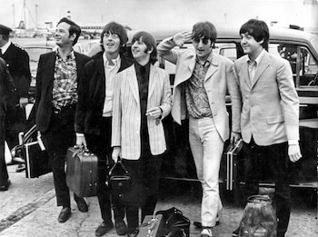 Brian Epstein junto a los