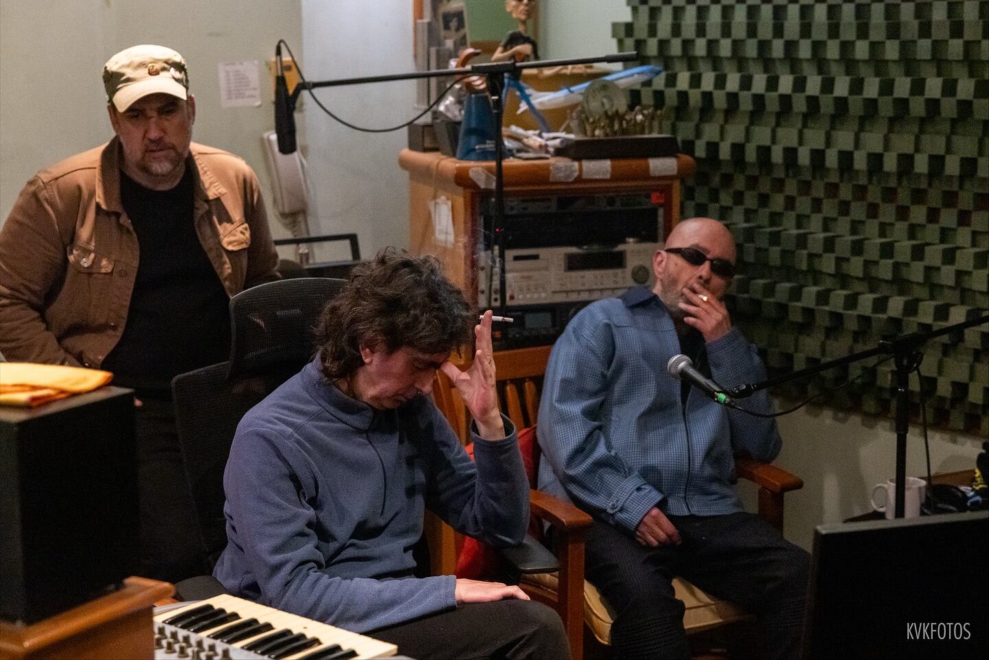 El Indio Solari rodeado de sus músicos, en un alto en la sala de grabación (Créditos: @kvkfotos)