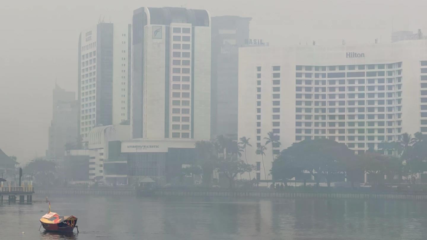 Malasia declaró el estado de emergencia por la contaminación del aire en Serian tras un índice de calidad del aire de 521 puntos (AP)