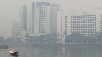Malasia declaró el estado de emergencia por la contaminación del aire en Serian tras un índice de calidad del aire de 521 puntos (AP)
