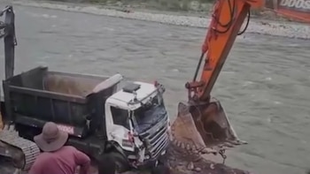 Recuperan volquete que se despistó y cayó cerca del río Chanchamayo en Junín. (Foto: Captura video/Canal N)