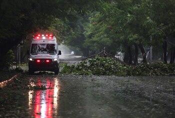 Una ambulancia pasa junto a