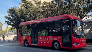 Viaja al AICM por 30 pesos: horarios, paradas y costos de la línea L4 del Metrobús que te lleva de Reforma al Aeropuerto sin tráfico