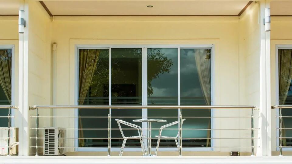 Como si se tratara de un parque de juegos, las tres menores fueron vistas balanceándose en los pisos altos de la estructura - crédito Canva Pro