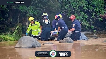 Los Bomberos Municipales Departamentales reportaron que una persona fue rescatada con vida y dos murieron tras el desbordamiento del río. (Cortesía: Bomberos Municipales Departamentales)
