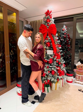 Cristian Romero con su pareja