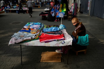 Una vendedora de ropa sentada