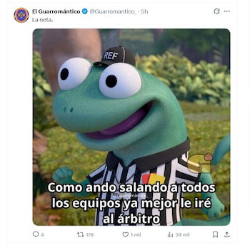 Personaje animado de lagarto verde sonriendo, con uniforme de árbitro de fútbol, gorra "REF", tarjetas amarilla y roja. Texto: "Como ando salando a todos los equipos ya mejor le iré al árbitro"