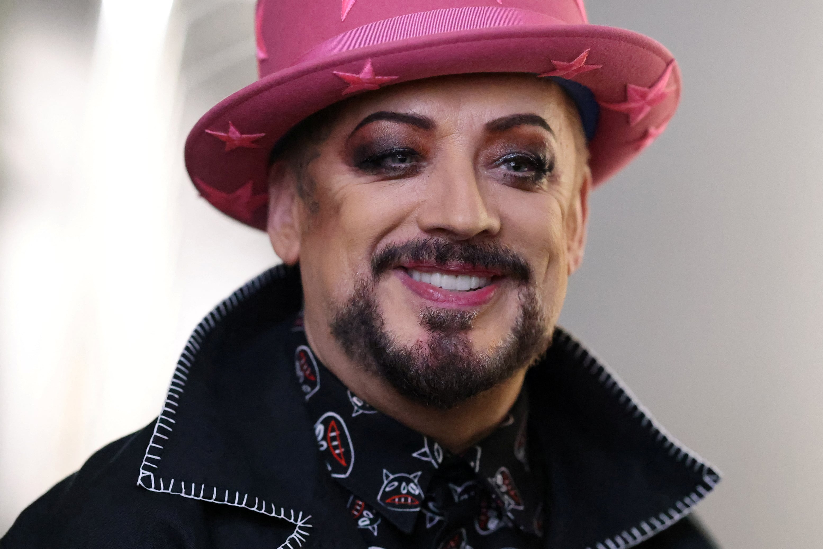 Boy George narró su transformación personal y artística, marcada por la rebeldía y la búsqueda de autenticidad en la música y la moda (REUTERS/Hollie Adams)