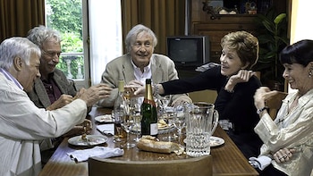 Cinco amigos jubilados deciden vivir juntos: es cine, pero empieza a suceder en la realidad