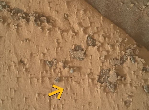 El orificio que se muestra en la imagen mide aproximadamente 1 centímetro (0,4 pulgadas) de diámetro. ( NASA/JPL-Caltech/MSSS )