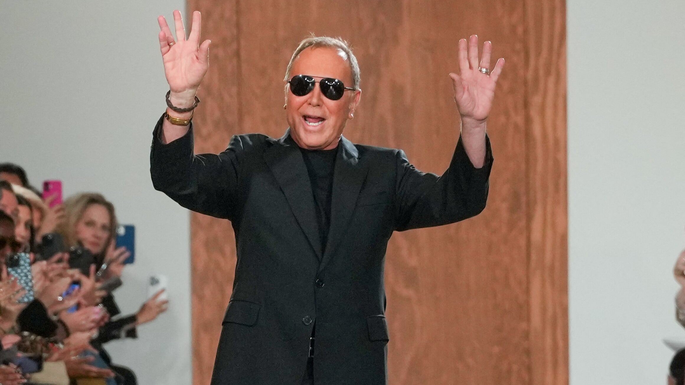 Michael Kors a los 67 años: la fórmula del diseñador que transformó la elegancia y el lujo cotidiano
