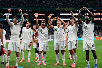 Los jugadores de México celebran la victoria ante la República Checa en el partido del Grupo A del Mundial, el miércoles 24 de junio de 2026, en la Ciudad de México. (AP Foto/Silvia Izquierdo)
