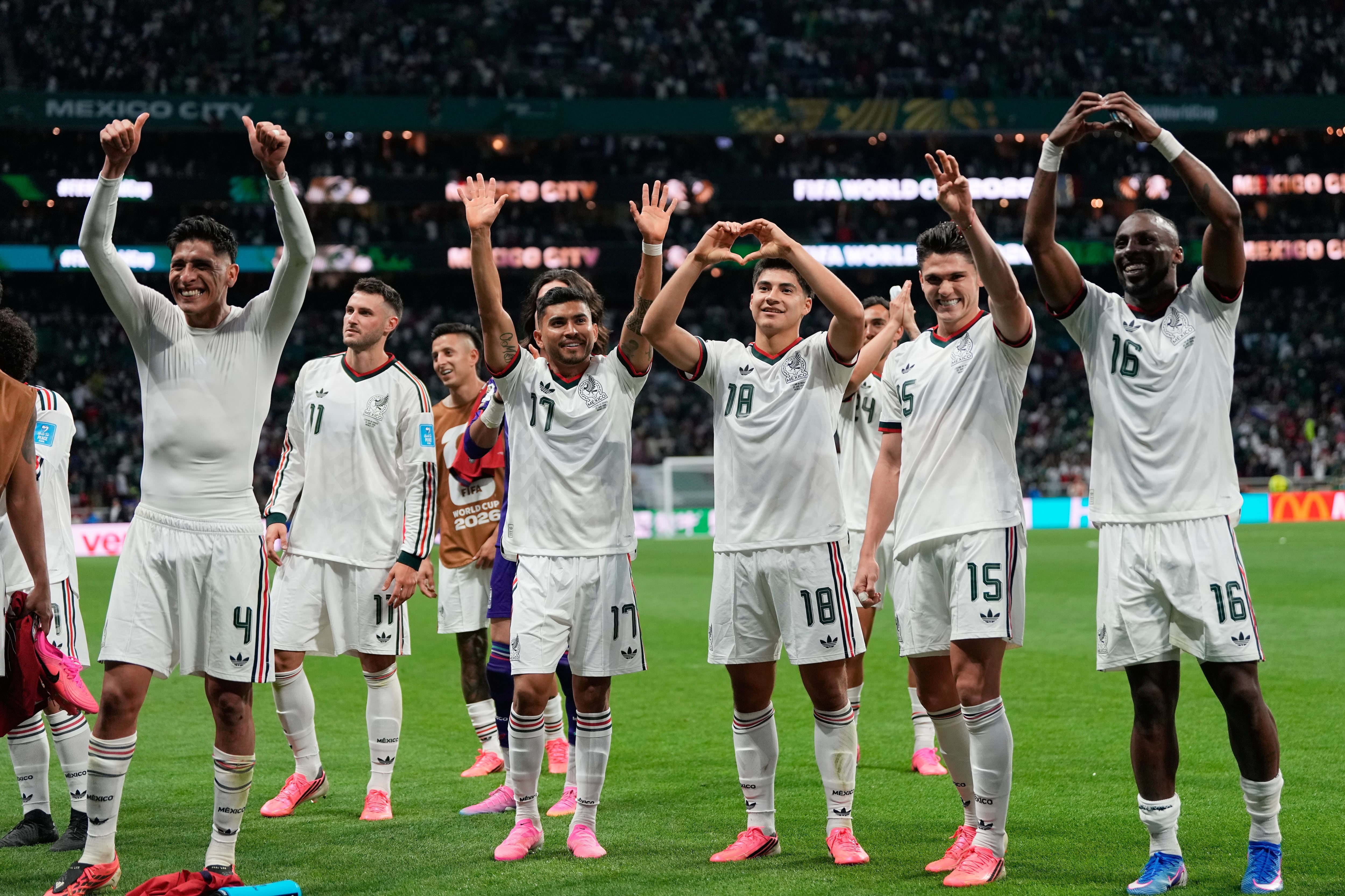 Los jugadores de México celebran la victoria ante la República Checa en el partido del Grupo A del Mundial, el miércoles 24 de junio de 2026, en la Ciudad de México. (AP Foto/Silvia Izquierdo)