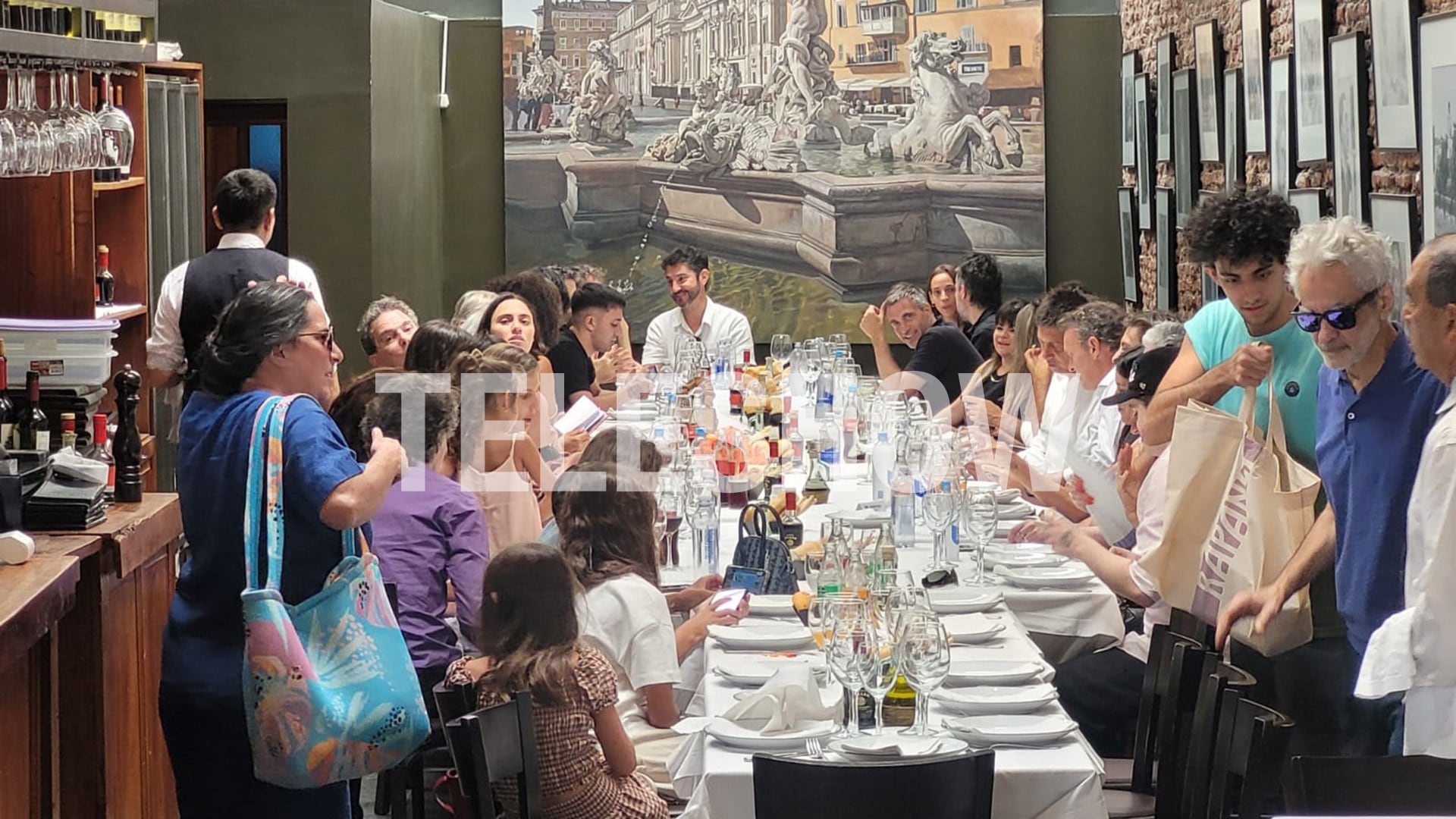 Siguiendo la intención de hacer algo pequeño y sencillo, todos los invitados fueron a un bodegón a celebrar el matrimonio