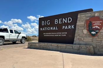 La construcción de infraestructura fronteriza en Big Bend enfrenta oposición de residentes, empresarios y ambientalistas. (AP Foto/Rebecca Santana)