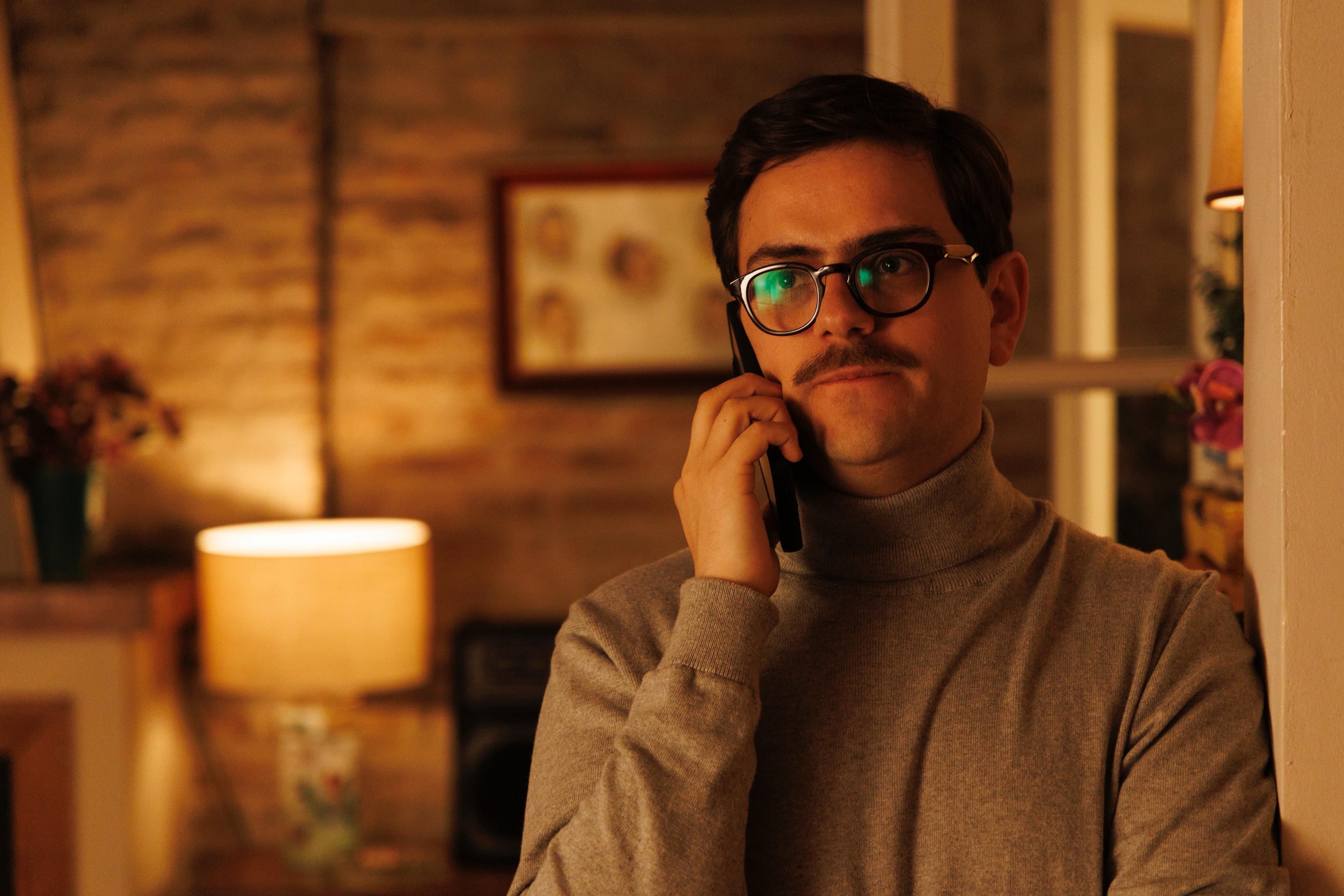 Durante la preparación del personaje, Mariano aportó humor y ritmo a un guion dramático, resaltando la riqueza de la serie