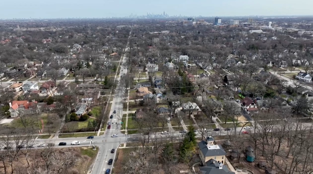 Varios municipios del área metropolitana adoptan la nueva norma, mientras el salario mínimo estatal permanece sin cambios (@Devodare_Chicago)