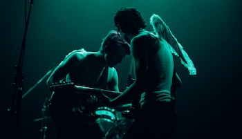 Dos músicos actúan bajo una