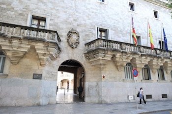 24/10/2025 Los acusados de asesinato de un bebé al arrojarlo a un contenedor a su llegada a la Audiencia Provincial de Palma, a 24 de octubre de 2025, en Palma de Mallorca, Baleares (España). Un jurado popular será el encargado de juzgar a la madre y al tío del bebé que murió arrojado a un contenedor en la localidad mallorquina de Porto Cristo.
POLITICA
Isaac Buj - Europa Press