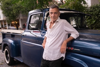 El texto aborda temas como