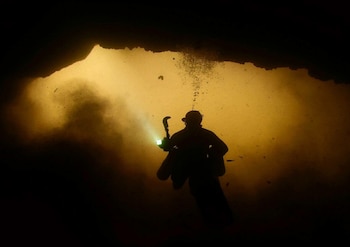 Buzos visitan un cenote en