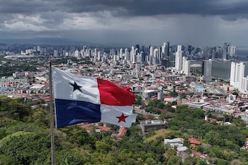 Una bandera panameña ondea en
