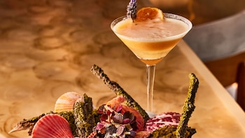 Cóctel de la carta del restaurante MAR Cocina Suratlántica del Hotel Costa Galana en Mar del Plata.