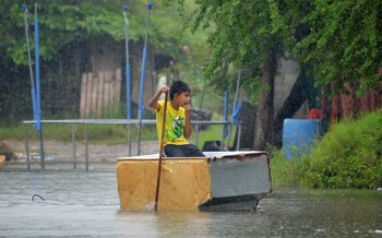 Un niño se traslada en