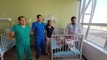 Médicos operan de forma exitosa